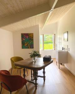 利布爾訥的住宿－Chambre d’hôtes~Château Austerlitz，客厅配有木桌和椅子