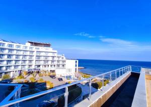 Vom Balkon eines Hotels genießen Sie Meerblick. in der Unterkunft Moonlight Hotel - All Inclusive in Sweti Wlas