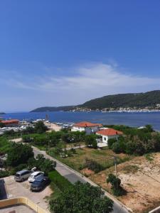 a view of a parking lot next to the water at MaroVito in Supetarska Draga