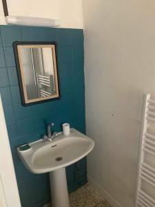 y baño con lavabo y espejo. en Maison de campagne à 2h de Paris, en Andryes