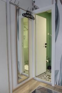 2 Spiegel in einem Zimmer mit Bad in der Unterkunft Apartments HAN 2 Sarajevo in Sarajevo