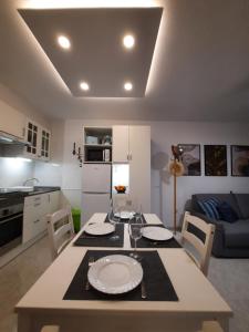 uma cozinha e sala de estar com mesa e cadeiras em Alcossebre RESIDENCIAL ALANDALUS 5002 em Alcossebre