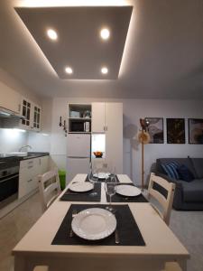 a kitchen and living room with a table and chairs at Alcossebre APARTAMENTO ALANDALUS PLANTA BAJA in Alcossebre