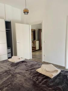 - une chambre avec un grand lit et 2 serviettes dans l'établissement Apartments Ružica Zadar, à Zadar