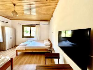 - une chambre avec un lit et une télévision à écran plat dans l'établissement Incekum Pansiyon, à Bodrum City