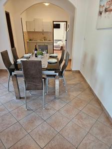 Kuchyň nebo kuchyňský kout v ubytování Apartments Nono