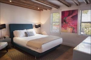 格林波特的住宿－ZEY HOTEL，一间卧室设有一张床和两个窗户。