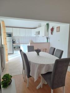 Kuchyň nebo kuchyňský kout v ubytování Apartment Ema