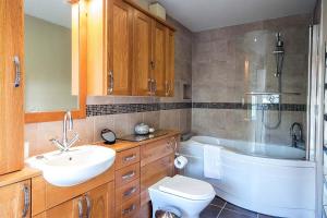 Un baño con lavabo, inodoro y bañera. en Windrush Lake 80 & 81, Waterlow Lodge P, en South Cerney 38 fotos más