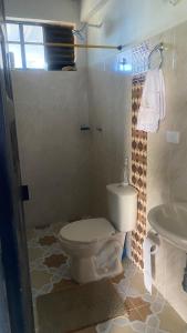 uma casa de banho com um WC e um lavatório em Casa Campestre con Lagos em Puerto Beltrancito