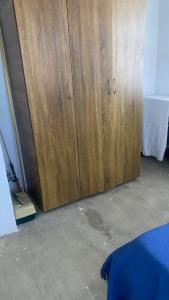 um armário de madeira no meio de uma sala em Casa Campestre con Lagos em Puerto Beltrancito
