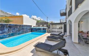 Swimmingpoolen hos eller tæt på Stunning Apartment In Kastel Gomilica With 1 Bedrooms, Wifi And Outdoor Swimming Pool