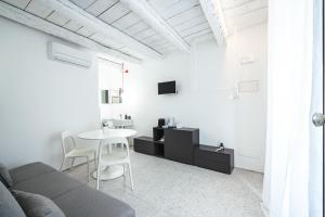 ein Wohnzimmer mit einem Sofa und einem Tisch in der Unterkunft Casa Valentina in Senigallia