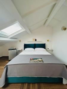 una camera da letto con un grande letto in mansarda di B&B Dimora Santucci a Rodi Garganico