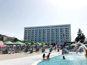 Bazén v ubytování RELAX LUX AKVA PARK 2(K-KOMPLEX) nebo v jeho okolí