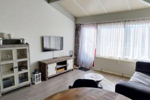 sala de estar con sofá y mesa en Beach Appartement 17 - Callantsoog, en Callantsoog