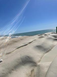 una playa con arena y el océano en el fondo en Villa Maresa Home en Realmonte