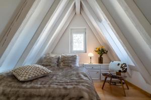 ein Schlafzimmer mit einem großen Bett und einer spitzen Decke in der Unterkunft Edelweiss Schlosswohnung in Flims