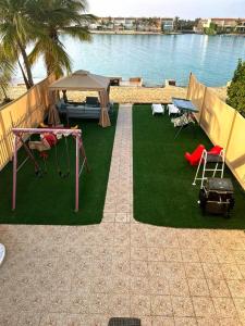 a lawn with a picnic table and a tent at درة العروس فيلا البيلسان الشاطي الازرق in Durat  Alarous
