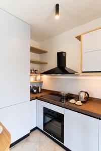 eine Küche mit einem schwarzen und weißen Kochfeld in der Unterkunft Elbitat Homes in Bagnaia