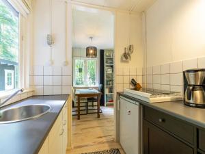 Kitchen o kitchenette sa Tranquil holiday home in Epse with sauna
