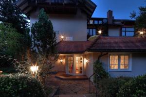 una gran casa blanca con luces delante en Hotel Kirchbühl, en Schönau im Schwarzwald