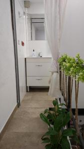 a bathroom with a sink and a mirror at Estudio DuplexBCN in Barcelona