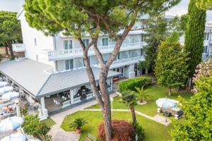 an aerial view of a hotel with tables and umbrellas at Hotel Al Cigno in Lignano Sabbiadoro