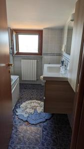 bagno con lavandino, vasca e servizi igienici di HouSea Private al mare a Pescara