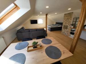 Televizorius ir (arba) pramogų centras apgyvendinimo įstaigoje Zentrale Wohnung in Crailsheim