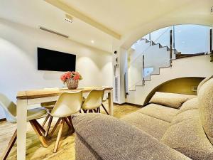 uma sala de estar com um sofá, uma mesa e uma televisão em Ca La Nineta em Sant Feliu de Guíxols