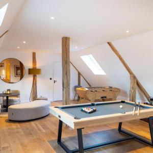 sala de estar con mesa de ping pong en La Commanderie des Templiers en Ivry-le-Temple