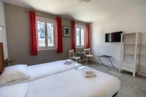 1 dormitorio con 1 cama blanca grande y cortinas rojas en Gite de la Baie - Morgat, en Crozon