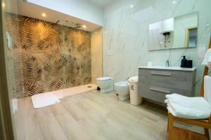 een badkamer met een douche, een toilet en een wastafel bij domus luì in Formia