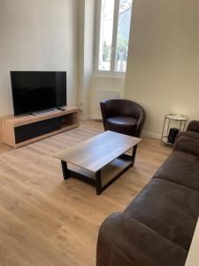 TV a/nebo společenská místnost v ubytování Maison 5 chambres 3sdb en ville avec piscine