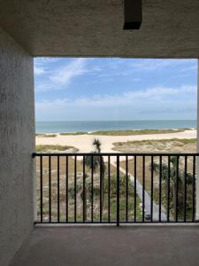 uma varanda com vista para a praia e para o oceano em Beach Front Apartment Overlooking the Gulf em Clearwater Beach