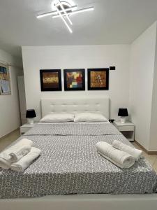 布里亞蒂科的住宿－Villa Solemar，一间卧室配有一张大床和毛巾