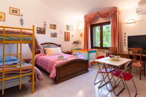 sypialnia z łóżkiem piętrowym i biurkiem w obiekcie Le Calle w mieście Iglesias