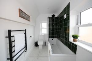 Koupelna v ubytování The Artist's House + 55 fotografií