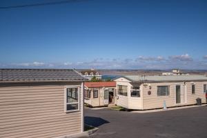 a row of mobile homes in a parking lot at Deluxe Kipling Villa with Sea Views in Bideford