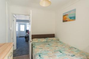 a bedroom with a bed in a room at Deluxe Kipling Villa with Sea Views in Bideford