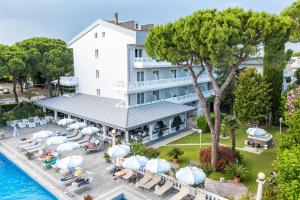 an aerial view of a hotel with chairs and umbrellas at Hotel Al Cigno in Lignano Sabbiadoro