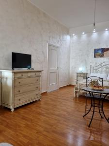 TV a/nebo společenská místnost v ubytování SUITE OF KLIMT + 37 fotografií