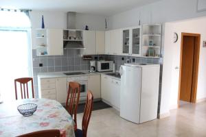 Kuchyň nebo kuchyňský kout v ubytování Apartments Ada + 18 fotografií