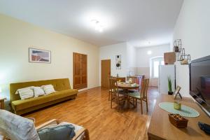 uma sala de estar com um sofá e uma mesa em Apartment Two Oranges em Dubrovnik