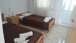 a small room with two beds and a window at Avli Studios in Kokkino Nero