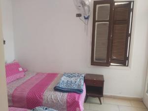 sypialnia z łóżkiem ze stołem i oknem w obiekcie Davinche Al Mamoera w Aleksandrii