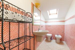 bagno con lavandino e servizi igienici di Giaco's Apartments 2 a Villasimius