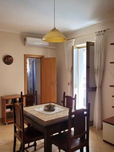 ディアマンテにあるCasa Muralesの木製のテーブルと椅子のあるダイニングルーム