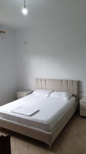 Cheerful 3-Bedroom Private Villa in Borsh! في بورش: غرفة نوم بسرير كبير مع شراشف بيضاء